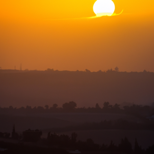 3. שקיעה עוצרת נשימה מעל הגבעות המקיפות קיבוץ צפוני